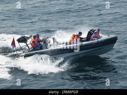 (140423) -- QINGDAO, 23 avril 2014 (Xinhua) -- des sauveteurs chinois prennent un hors-bord lors des exercices maritimes multipays au large de Qingdao, dans la province du Shandong de l est de la Chine, le 23 avril 2014. Dix-neuf navires, sept hélicoptères et corps maritimes de huit pays, dont la Chine, le Bangladesh, le Pakistan, Singapour, l'Indonésie, l'Inde, la Malaisie et le Brunei ont été organisés en trois groupes de travail pour mener les exercices baptisés coopération maritime - 2014 . (Xinhua/Zha Chunming) (mp) CHINE-QINGDAO-EXERCICES MARITIMES MULTI-PAYS (CN) PUBLICATIONxNOTxINxCHN Qingdao avril 23 2014 XINHUA Chinese Banque D'Images