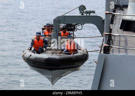 (140423) -- QINGDAO, 23 avril 2014 (Xinhua) -- des soldats chinois se préparent pour l'opération de sauvetage au cours des exercices maritimes multipays au large des côtes de Qingdao, dans la province du Shandong de l'est de la Chine, le 23 avril 2014. Dix-neuf navires, sept hélicoptères et corps maritimes de huit pays, dont la Chine, le Bangladesh, le Pakistan, Singapour, l'Indonésie, l'Inde, la Malaisie et le Brunei ont été organisés en trois groupes de travail pour mener les exercices baptisés coopération maritime - 2014 . (Xinhua/Zha Chunming) (mp) EXERCICES MARITIMES CHINE-QINGDAO-MULTI-PAYS (CN) PUBLICATIONxNOTxINxCHN Qingdao avril 23 2 Banque D'Images