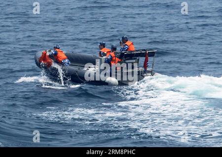 (140423) -- QINGDAO, 23 avril 2014 (Xinhua) -- des sauveteurs chinois recherchent des flottements suspects lors des exercices maritimes multipays au large de Qingdao, dans la province du Shandong, dans l est de la Chine, le 23 avril 2014. Dix-neuf navires, sept hélicoptères et corps maritimes de huit pays, dont la Chine, le Bangladesh, le Pakistan, Singapour, l'Indonésie, l'Inde, la Malaisie et le Brunei ont été organisés en trois groupes de travail pour mener les exercices baptisés coopération maritime - 2014 . (Xinhua/Zha Chunming) (mp) CHINE-QINGDAO-EXERCICES MARITIMES MULTI-PAYS (CN) PUBLICATIONxNOTxINxCHN Qingdao avril 23 2014 X Banque D'Images