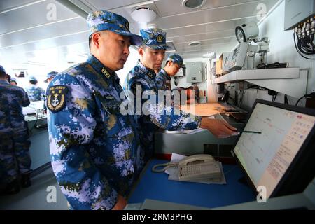 (140423) -- QINGDAO, 23 avril 2014 (Xinhua) -- les commandants discutent de la situation au cours des exercices maritimes multipays au large de Qingdao, dans la province du Shandong de l est de la Chine, le 23 avril 2014. Dix-neuf navires, sept hélicoptères et corps maritimes de huit pays, dont la Chine, le Bangladesh, le Pakistan, Singapour, l'Indonésie, l'Inde, la Malaisie et le Brunei ont été organisés en trois groupes de travail pour mener les exercices baptisés coopération maritime - 2014 . (Xinhua/Zha Chunming) (mp) CHINE-QINGDAO-EXERCICES MARITIMES MULTI-PAYS (CN) PUBLICATIONxNOTxINxCHN Qingdao avril 23 2014 Commandement XINHUA Banque D'Images