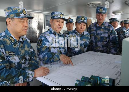 (140423) -- QINGDAO, 23 avril 2014 (Xinhua) -- les commandants discutent du plan de bataille du destroyer chinois Harbin lors des exercices maritimes multipays au large de Qingdao, dans la province du Shandong, dans l'est de la Chine, le 23 avril 2014. Dix-neuf navires, sept hélicoptères et corps maritimes de huit pays, dont la Chine, le Bangladesh, le Pakistan, Singapour, l'Indonésie, l'Inde, la Malaisie et le Brunei ont été organisés en trois groupes de travail pour mener les exercices baptisés coopération maritime - 2014 . (Xinhua/Wang Jianmin) (mp) EXERCICES MARITIMES CHINE-QINGDAO-MULTI-PAYS (CN) PUBLICATIONxNOTxINxCHN Qin Banque D'Images