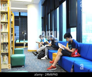 (140423) -- HONG KONG, 23 avril 2014 (Xinhua) -- des résidents lisent des livres à la bibliothèque centrale de Hong Kong, à Hong Kong, dans le sud de la Chine, le 23 avril 2014. La Journée mondiale du livre tombe le 23 avril et vise à promouvoir la lecture et à stimuler l'industrie éditoriale et la protection de la propriété intellectuelle par les droits d'auteur (Xinhua/Wong Pun Keung). (zwy) CHINE-HONG KONG- JOURNÉE MONDIALE DU LIVRE(CN) PUBLICATIONxNOTxINxCHN Hong Kong avril 23 2014 les résidents de XINHUA lisent des livres À la Bibliothèque centrale de Hong Kong à Hong Kong Chine du Sud avril 23 2014 la Journée mondiale du livre tombe LE 23 avril dans le but de promouvoir la lecture et DE STIMULER l'éditorial Banque D'Images