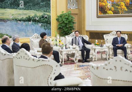 (140423) -- PÉKIN, 23 avril 2014 (Xinhua) -- Liu Qibao (2e R), membre du bureau politique du comité central du Parti communiste chinois (PCC), qui dirige également le département de la publicité du comité central du PCC, rencontre les délégués au 4e forum économique et financier, organisé conjointement par l'Economic Daily, le Hong Kong Economic Times et l'Economic Daily News de Taïwan, à Pékin, capitale de la Chine, le 23 avril 2014. (Xinhua/Wang Ye) (zkr) CHINA-BEIJING-LIU QIBAO-ECONOMIC & FINANCIAL FORUM (CN) PUBLICATIONxNOTxINxCHN Beijing avril 23 2014 XINHUA Liu Qibao 2e r membre de Th Banque D'Images