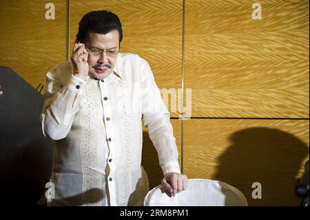 (140423) -- HONG KONG, 23 avril 2014 (Xinhua) -- Joseph Estrada, maire de Manille, assiste à une conférence de presse à Hong Kong, dans le sud de la Chine, le 23 avril 2014. Le gouvernement philippin a exprimé ses plus grands regrets et sa profonde sympathie, et a exprimé ses plus sincères condoléances pour la douleur et les souffrances des victimes et de leurs familles lors de la prise d'otages d'autobus qui s'est produite à Manille en août 2010, selon une déclaration conjointe publiée mercredi par le gouvernement de la région administrative spéciale de Hong Kong et le gouvernement philippin. (Xinhua/lui Siu Wai) (zkr) CHINE-HONG KONG-PHIL Banque D'Images