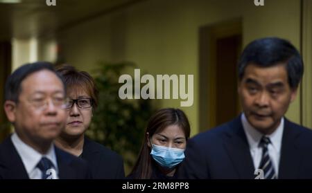 (140423) -- HONG KONG, 23 avril 2014 (Xinhua) -- Une victime de la prise d'otages d'un autobus à Manille (2e R) assiste à une conférence de presse à Hong Kong, dans le sud de la Chine, le 23 avril 2014. Le gouvernement philippin a exprimé ses plus grands regrets et sa profonde sympathie, et a exprimé ses plus sincères condoléances pour la douleur et les souffrances des victimes et de leurs familles lors de la prise d'otages d'autobus qui s'est produite à Manille en août 2010, selon une déclaration conjointe publiée mercredi par le gouvernement de la région administrative spéciale de Hong Kong et le gouvernement philippin. (Xinhua/lui Siu Wai) (zkr) CHINE Banque D'Images