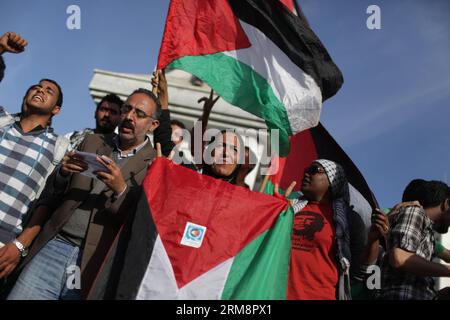 (140423) -- GAZA, 23 avril 2014 (Xinhua) -- des Palestiniens brandissent des drapeaux palestiniens alors qu'ils se réunissent pour célébrer un accord de réconciliation récemment conclu entre l'Organisation de libération de la Palestine (OLP) et le Hamas pour mettre fin à leur scission de sept ans, dans la ville de Gaza, le 23 avril 2014. Le président palestinien Mahmoud Abbas a déclaré mercredi que l’accord de réconciliation conclu avec son mouvement rival Hamas renforcerait le principe de la solution à deux États. (Xinhua/Wissam Nassar) MIDEAST-GAZA-PLO-HAMAS-RECONCILIATION PUBLICATIONxNOTxINxCHN Gaza avril 23 2014 XINHUA PALESTINIENS brandissent des drapeaux PALESTINIENS comme Th Banque D'Images