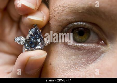 (140424) -- HONG KONG, 24 avril 2014 (Xinhua) -- Un employé de Christie montre un diamant bleu, pesant 13,22 carats, chez Christie s à Hong Kong, dans le sud de la Chine, le 24 avril 2014. Le diamant, estimé à 21 millions à 25 millions de dollars américains, sera vendu aux enchères à Genève en mai 14. (Xinhua/lui Siu Wai) (wyo) CHINA-HONG KONG-AUCTION-BLUE DIAMOND (CN) PUBLICATIONxNOTxINxCHN Hong Kong avril 24 2014 XINHUA un employé de Christie S montre un diamant bleu pesant 13 22 CHEZ Christie S à Hong Kong Chine du Sud avril 24 2014 le diamant estimé à aller de 21 millions à 25 millions de dollars U sera Banque D'Images