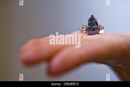 (140424) -- HONG KONG, 24 avril 2014 (Xinhua) -- Un employé de Christie montre un diamant bleu, pesant 13,22 carats, chez Christie s à Hong Kong, dans le sud de la Chine, le 24 avril 2014. Le diamant, estimé à 21 millions à 25 millions de dollars américains, sera vendu aux enchères à Genève en mai 14. (Xinhua/lui Siu Wai) (wyo) CHINA-HONG KONG-AUCTION-BLUE DIAMOND (CN) PUBLICATIONxNOTxINxCHN Hong Kong avril 24 2014 XINHUA un employé de Christie S montre un diamant bleu pesant 13 22 CHEZ Christie S à Hong Kong Chine du Sud avril 24 2014 le diamant estimé à aller de 21 millions à 25 millions de dollars U sera Banque D'Images
