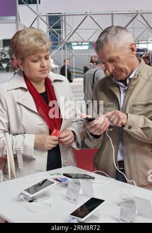 (140424) -- MINSK, 24 avril 2014 (Xinhua) -- des personnes se tiennent debout sur le stand de Huawei, une entreprise chinoise de télécommunications, lors d'une exposition internationale des technologies de l'information à Minsk, capitale de la Biélorussie, le 24 avril 2014. Une exposition internationale des technologies de l'information a eu lieu ici du 22 au 25 avril, attirant des exposants de plus de 20 pays et régions, dont la Chine, la Russie et la Corée du Sud. (Xinhua/Chen Junfeng) (dzl) BELARUS-MINSK-INFORMATION TECHNOLOGY EXHIBITION PUBLICATIONxNOTxINxCHN Minsk avril 24 2014 XINHUA célébrités stand AU stand de Huawei a Chinese Telecommunic Banque D'Images