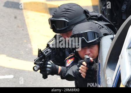 (140425) -- BANGKOK, 25 avril 2014 (Xinhua) -- des policiers thaïlandais de la Special Weapons and Tactics (SWAT) participent à un exercice d'entraînement à Bangkok, Thaïlande, le 25 avril 2014. (Xinhua/Rachen Sageamsak) (lmz) THAILAND-BANGKOK-SWAT-TRAINING EXERCISE PUBLICATIONxNOTxINxCHN Bangkok avril 25 2014 XINHUA Thai policiers du SWAT spécial armes et tactiques participent à un EXERCICE d'entraînement dans Bangkok Thai Country avril 25 2014 XINHUA Thai Sageamsak Bangkok Thai Country Bangkok SWAT Training EXERCISE PUBLICATIONxNOTxNOTxINxINxCHN Banque D'Images