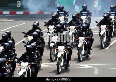 (140425) -- BANGKOK, 25 avril 2014 (Xinhua) -- des policiers thaïlandais de la Special Weapons and Tactics (SWAT) participent à un exercice d'entraînement à Bangkok, Thaïlande, le 25 avril 2014. (Xinhua/Rachen Sageamsak) (lmz) THAILAND-BANGKOK-SWAT-TRAINING EXERCISE PUBLICATIONxNOTxINxCHN Bangkok avril 25 2014 XINHUA Thai policiers du SWAT spécial armes et tactiques participent à un EXERCICE d'entraînement dans Bangkok Thai Country avril 25 2014 XINHUA Thai Sageamsak Bangkok Thai Country Bangkok SWAT Training EXERCISE PUBLICATIONxNOTxNOTxINxINxCHN Banque D'Images