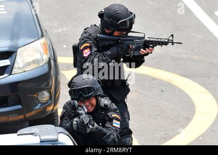 (140425) -- BANGKOK, 25 avril 2014 (Xinhua) -- des policiers thaïlandais de la Special Weapons and Tactics (SWAT) participent à un exercice d'entraînement à Bangkok, Thaïlande, le 25 avril 2014. (Xinhua/Rachen Sageamsak) (lmz) THAILAND-BANGKOK-SWAT-TRAINING EXERCISE PUBLICATIONxNOTxINxCHN Bangkok avril 25 2014 XINHUA Thai policiers du SWAT spécial armes et tactiques participent à un EXERCICE d'entraînement dans Bangkok Thai Country avril 25 2014 XINHUA Thai Sageamsak Bangkok Thai Country Bangkok SWAT Training EXERCISE PUBLICATIONxNOTxNOTxINxINxCHN Banque D'Images