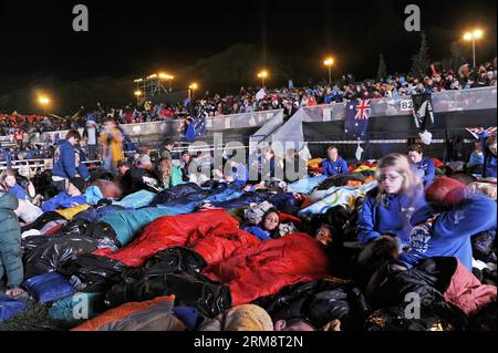 (140425) -- ISTANBUL, 25 avril 2014 (Xinhua) -- volontaires et visiteurs attendent le lever du soleil pour commémorer la Journée ANZAC à Gallipoli en Turquie le 25 avril 2014. ANZAC sert d'acronyme pour Australia New Zealand Army corps et la date marque le 99e anniversaire du premier débarquement des troupes australiennes et néo-zélandaises à Gallipoli, en Turquie, en 1915. Chaque année, la Turquie organise une cérémonie commémorant l'événement, à laquelle participent des milliers d'ANZAC dans un esprit de paix. (Xinhua/Cihan) (lmz) TURQUIE-GALLIPOLI-ANZAC JOURNÉE PUBLICATIONxNOTxINxCHN Istanbul avril 25 2014 XINHUA volontaires et visiteurs Wa Banque D'Images