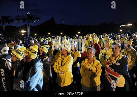 (140425) -- ISTANBUL, 25 avril 2014 (Xinhua) -- volontaires et visiteurs attendent le lever du soleil pour commémorer la Journée ANZAC à Gallipoli en Turquie le 25 avril 2014. ANZAC sert d'acronyme pour Australia New Zealand Army corps et la date marque le 99e anniversaire du premier débarquement des troupes australiennes et néo-zélandaises à Gallipoli, en Turquie, en 1915. Chaque année, la Turquie organise une cérémonie commémorant l'événement, avec des milliers d'ANZAC participant dans un esprit de paix.(Xinhua/Cihan) (lmz) TURKEY-GALLIPOLI-ANZAC DAY PUBLICATIONxNOTxINxCHN Istanbul avril 25 2014 XINHUA volontaires et visiteurs Wai Banque D'Images