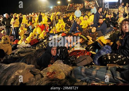 (140425) -- ISTANBUL, 25 avril 2014 (Xinhua) -- volontaires et visiteurs attendent le lever du soleil pour commémorer la Journée ANZAC à Gallipoli en Turquie le 25 avril 2014. ANZAC sert d'acronyme pour Australia New Zealand Army corps et la date marque le 99e anniversaire du premier débarquement des troupes australiennes et néo-zélandaises à Gallipoli, en Turquie, en 1915. Chaque année, la Turquie organise une cérémonie commémorant l'événement, à laquelle participent des milliers d'ANZAC dans un esprit de paix. (Xinhua/Cihan) (lmz) TURQUIE-GALLIPOLI-ANZAC JOURNÉE PUBLICATIONxNOTxINxCHN Istanbul avril 25 2014 XINHUA volontaires et visiteurs Wa Banque D'Images