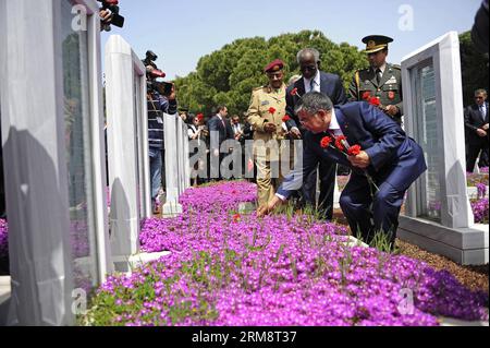 (140425) -- ISTANBUL, 25 avril 2014 (Xinhua) -- le ministre de la Défense nationale de Tukish, Ismet Yilmaz (devant), présente des fleurs sur la pierre tombale des soldats tombés au combat à Gallipoli, en Turquie, le 25 avril 2014. ANZAC sert d'acronyme pour Australia New Zealand Army corps et la date marque le 99e anniversaire du premier débarquement des troupes australiennes et néo-zélandaises à Gallipoli, en Turquie, en 1915. Chaque année, la Turquie organise une cérémonie commémorant l'événement, à laquelle participent des milliers d'ANZAC dans un esprit de paix. (Xinhua/Cihan) (lmz) TURQUIE-GALLIPOLI-ANZAC JOUR PUBLICATIONxNOTxINxCHN Istanbul Avr Banque D'Images