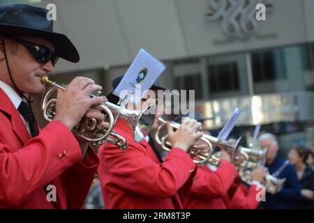 (140425) -- PERTH, 25 avril 2014 (Xinhua) -- des personnes participent au défilé de la Journée ANZAC à Perth, Australie occidentale, le 25 avril 2014. Au milieu du ciel sombre et du premier avant-goût de l hiver, des milliers d Australiens ordinaires ont déposé des couronnes lors de centaines de services solennels à travers le pays pour commémorer les hommes et les femmes qui ont servi et qui sont morts dans les guerres pour la journée ANZAC, la fête nationale non officielle du pays. (Xinhua/Justin Qian) (lmz) AUSTRALIA-PERTH-ANZAC DAY PARADE PUBLICATIONxNOTxINxCHN Perth avril 25 2014 des célébrités XINHUA participent au Anzac Day Parade à Perth Western Australia avril 25 2014 Amid D. Banque D'Images