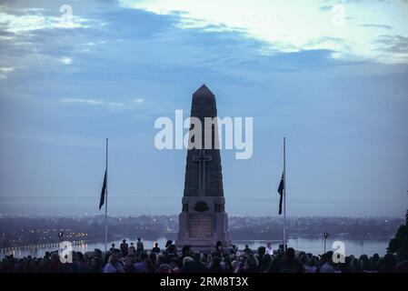 (140425) -- PERTH, 25 avril 2014 (Xinhua) -- les gens se rassemblent devant le cénotaphe de King s Park lors du service ANZAC Day Dawn à Perth, Australie occidentale, le 25 avril 2014. Au milieu du ciel sombre et du premier avant-goût de l hiver, des milliers d Australiens ordinaires ont déposé des couronnes lors de centaines de services solennels à travers le pays pour commémorer les hommes et les femmes qui ont servi et qui sont morts dans les guerres pour la journée ANZAC, la fête nationale non officielle du pays. (Xinhua/Justin Qian) (lmz) AUSTRALIA-PERTH-ANZAC DAY PARADE PUBLICATIONxNOTxINxCHN Perth avril 25 2014 les célébrités XINHUA se rassemblent devant le cénotaphe de Banque D'Images