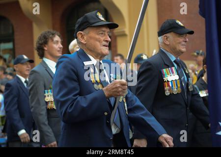 (140425) -- PERTH, 25 avril 2014 (Xinhua) -- des personnes participent au défilé de la Journée ANZAC à Perth, Australie occidentale, le 25 avril 2014. Au milieu du ciel sombre et du premier avant-goût de l hiver, des milliers d Australiens ordinaires ont déposé des couronnes lors de centaines de services solennels à travers le pays pour commémorer les hommes et les femmes qui ont servi et qui sont morts dans les guerres pour la journée ANZAC, la fête nationale non officielle du pays. (Xinhua/Justin Qian) (lmz) AUSTRALIA-PERTH-ANZAC DAY PARADE PUBLICATIONxNOTxINxCHN Perth avril 25 2014 des célébrités XINHUA participent au Anzac Day Parade à Perth Western Australia avril 25 2014 Amid D. Banque D'Images