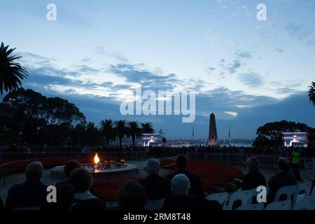 (140425) -- PERTH, 25 avril 2014 (Xinhua) -- les gens se rassemblent devant le cénotaphe de King s Park lors du service ANZAC Day Dawn à Perth, Australie occidentale, le 25 avril 2014. Au milieu du ciel sombre et du premier avant-goût de l hiver, des milliers d Australiens ordinaires ont déposé des couronnes lors de centaines de services solennels à travers le pays pour commémorer les hommes et les femmes qui ont servi et qui sont morts dans les guerres pour la journée ANZAC, la fête nationale non officielle du pays. (Xinhua/Justin Qian) (lmz) AUSTRALIA-PERTH-ANZAC DAY PARADE PUBLICATIONxNOTxINxCHN Perth avril 25 2014 les célébrités XINHUA se rassemblent devant le cénotaphe de Banque D'Images