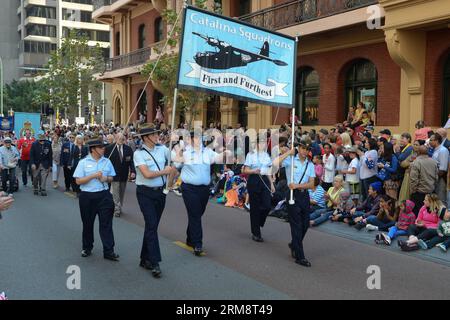 (140425) -- PERTH, 25 avril 2014 (Xinhua) -- des personnes participent au défilé de la Journée ANZAC à Perth, Australie occidentale, le 25 avril 2014. Au milieu du ciel sombre et du premier avant-goût de l hiver, des milliers d Australiens ordinaires ont déposé des couronnes lors de centaines de services solennels à travers le pays pour commémorer les hommes et les femmes qui ont servi et qui sont morts dans les guerres pour la journée ANZAC, la fête nationale non officielle du pays. (Xinhua/Justin Qian) (lmz) AUSTRALIA-PERTH-ANZAC DAY PARADE PUBLICATIONxNOTxINxCHN Perth avril 25 2014 des célébrités XINHUA participent au Anzac Day Parade à Perth Western Australia avril 25 2014 Amid D. Banque D'Images