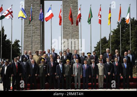 (140425) -- ISTANBUL, 25 avril 2014 (Xinhua) -- des gouvernements et des responsables militaires de 32 pays et districts posent pour une photo devant le monument de la bataille de Gallipoli à Gallipoli en Turquie le 25 avril 2014. ANZAC sert d'acronyme pour Australia New Zealand Army corps et la date marque le 99e anniversaire du premier débarquement des troupes australiennes et néo-zélandaises à Gallipoli, en Turquie, en 1915. Chaque année, la Turquie organise une cérémonie commémorant l'événement, à laquelle participent des milliers d'ANZAC dans un esprit de paix. (Xinhua/Cihan) (lmz) TURQUIE-GALLIPOLI-ANZAC JOUR PUBLICATIONxNOTxINxCHN IST Banque D'Images