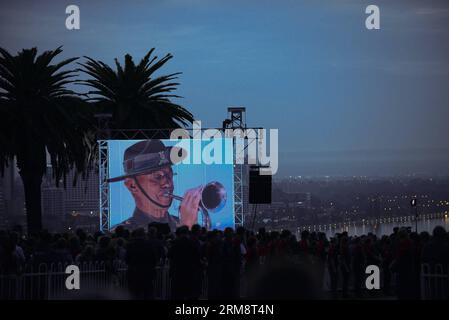 (140425) -- PERTH, 25 avril 2014 (Xinhua) -- les gens se rassemblent devant le cénotaphe de King s Park lors du service ANZAC Day Dawn à Perth, Australie occidentale, le 25 avril 2014. Au milieu du ciel sombre et du premier avant-goût de l hiver, des milliers d Australiens ordinaires ont déposé des couronnes lors de centaines de services solennels à travers le pays pour commémorer les hommes et les femmes qui ont servi et qui sont morts dans les guerres pour la journée ANZAC, la fête nationale non officielle du pays. (Xinhua/Justin Qian) (lmz) AUSTRALIA-PERTH-ANZAC DAY PARADE PUBLICATIONxNOTxINxCHN Perth avril 25 2014 les célébrités XINHUA se rassemblent devant le cénotaphe de Banque D'Images