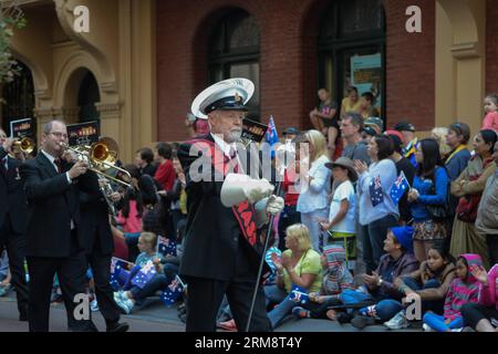 (140425) -- PERTH, 25 avril 2014 (Xinhua) -- des personnes participent au défilé de la Journée ANZAC à Perth, Australie occidentale, le 25 avril 2014. Au milieu du ciel sombre et du premier avant-goût de l hiver, des milliers d Australiens ordinaires ont déposé des couronnes lors de centaines de services solennels à travers le pays pour commémorer les hommes et les femmes qui ont servi et qui sont morts dans les guerres pour la journée ANZAC, la fête nationale non officielle du pays. (Xinhua/Justin Qian) (lmz) AUSTRALIA-PERTH-ANZAC DAY PARADE PUBLICATIONxNOTxINxCHN Perth avril 25 2014 des célébrités XINHUA participent au Anzac Day Parade à Perth Western Australia avril 25 2014 Amid D. Banque D'Images