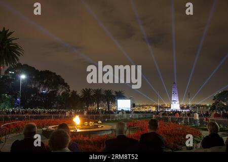 (140425) -- PERTH, 25 avril 2014 (Xinhua) -- les gens se rassemblent devant le cénotaphe de King s Park lors du service ANZAC Day Dawn à Perth, Australie occidentale, le 25 avril 2014. Au milieu du ciel sombre et du premier avant-goût de l hiver, des milliers d Australiens ordinaires ont déposé des couronnes lors de centaines de services solennels à travers le pays pour commémorer les hommes et les femmes qui ont servi et qui sont morts dans les guerres pour la journée ANZAC, la fête nationale non officielle du pays. (Xinhua/Justin Qian) (lmz) AUSTRALIA-PERTH-ANZAC DAY PARADE PUBLICATIONxNOTxINxCHN Perth avril 25 2014 les célébrités XINHUA se rassemblent devant le cénotaphe de Banque D'Images