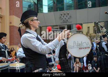 (140425) -- PERTH, 25 avril 2014 (Xinhua) -- des personnes participent au défilé de la Journée ANZAC à Perth, Australie occidentale, le 25 avril 2014. Au milieu du ciel sombre et du premier avant-goût de l hiver, des milliers d Australiens ordinaires ont déposé des couronnes lors de centaines de services solennels à travers le pays pour commémorer les hommes et les femmes qui ont servi et qui sont morts dans les guerres pour la journée ANZAC, la fête nationale non officielle du pays. (Xinhua/Justin Qian) (lmz) AUSTRALIA-PERTH-ANZAC DAY PARADE PUBLICATIONxNOTxINxCHN Perth avril 25 2014 des célébrités XINHUA participent au Anzac Day Parade à Perth Western Australia avril 25 2014 Amid D. Banque D'Images