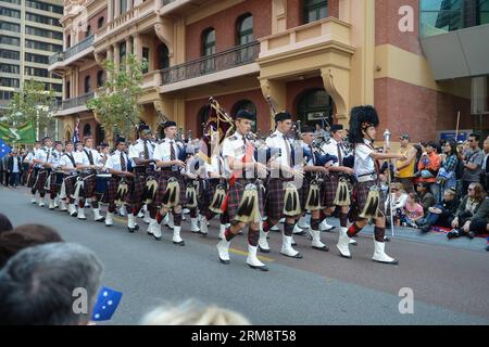 (140425) -- PERTH, 25 avril 2014 (Xinhua) -- des personnes participent au défilé de la Journée ANZAC à Perth, Australie occidentale, le 25 avril 2014. Au milieu du ciel sombre et du premier avant-goût de l hiver, des milliers d Australiens ordinaires ont déposé des couronnes lors de centaines de services solennels à travers le pays pour commémorer les hommes et les femmes qui ont servi et qui sont morts dans les guerres pour la journée ANZAC, la fête nationale non officielle du pays. (Xinhua/Justin Qian) (lmz) AUSTRALIA-PERTH-ANZAC DAY PARADE PUBLICATIONxNOTxINxCHN Perth avril 25 2014 des célébrités XINHUA participent au Anzac Day Parade à Perth Western Australia avril 25 2014 Amid D. Banque D'Images