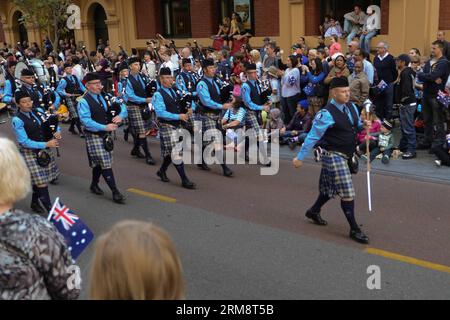 (140425) -- PERTH, 25 avril 2014 (Xinhua) -- des personnes participent au défilé de la Journée ANZAC à Perth, Australie occidentale, le 25 avril 2014. Au milieu du ciel sombre et du premier avant-goût de l hiver, des milliers d Australiens ordinaires ont déposé des couronnes lors de centaines de services solennels à travers le pays pour commémorer les hommes et les femmes qui ont servi et qui sont morts dans les guerres pour la journée ANZAC, la fête nationale non officielle du pays. (Xinhua/Justin Qian) (lmz) AUSTRALIA-PERTH-ANZAC DAY PARADE PUBLICATIONxNOTxINxCHN Perth avril 25 2014 des célébrités XINHUA participent au Anzac Day Parade à Perth Western Australia avril 25 2014 Amid D. Banque D'Images