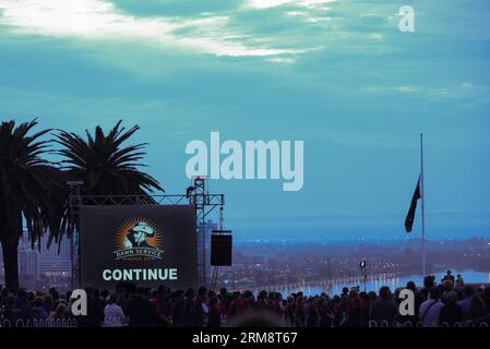 (140425) -- PERTH, 25 avril 2014 (Xinhua) -- les gens se rassemblent devant le cénotaphe de King s Park lors du service ANZAC Day Dawn à Perth, Australie occidentale, le 25 avril 2014. Au milieu du ciel sombre et du premier avant-goût de l hiver, des milliers d Australiens ordinaires ont déposé des couronnes lors de centaines de services solennels à travers le pays pour commémorer les hommes et les femmes qui ont servi et qui sont morts dans les guerres pour la journée ANZAC, la fête nationale non officielle du pays. (Xinhua/Justin Qian) (lmz) AUSTRALIA-PERTH-ANZAC DAY PARADE PUBLICATIONxNOTxINxCHN Perth avril 25 2014 les célébrités XINHUA se rassemblent devant le cénotaphe de Banque D'Images