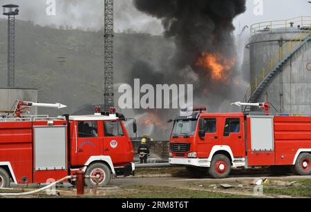 (140426) -- YAN AN, 26 avril 2014 (Xinhua) -- les pompiers tentent d'éteindre le feu sur le site de l'explosion éclair de trois réservoirs de brut léger à l'usine de raffinerie du Groupe pétrolier Shaanxi Yancheng dans la ville de Yan an an, dans la province du Shaanxi au nord-ouest de la Chine, le 26 avril 2014. L'incident s'est produit à 1:48 heures du matin le 26 avril, brûlant trois personnes à la raffinerie. Les sauveteurs se sont précipités pour combattre le feu et envoyer les blessés dans un hôpital local. À partir de 6 heures du matin, les sauveteurs ont maîtrisé le feu et installé cinq barrages d'interception aux tronçons supérieurs de la rivière Luohe voisine pour prévenir les risques de pollution. LOC Banque D'Images