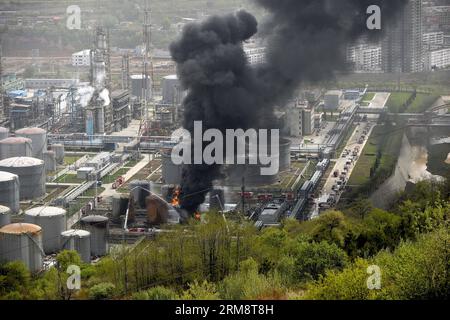 (140426) -- YAN AN, 26 avril 2014 (Xinhua) -- les pompiers tentent d'éteindre le feu sur le site de l'explosion éclair de trois réservoirs de brut léger à l'usine de raffinerie du Groupe pétrolier Shaanxi Yancheng dans la ville de Yan an an, dans la province du Shaanxi au nord-ouest de la Chine, le 26 avril 2014. L'incident s'est produit à 1:48 heures du matin le 26 avril, brûlant trois personnes à la raffinerie. Les sauveteurs se sont précipités pour combattre le feu et envoyer les blessés dans un hôpital local. À partir de 6 heures du matin, les sauveteurs ont maîtrisé le feu et installé cinq barrages d'interception aux tronçons supérieurs de la rivière Luohe voisine pour prévenir les risques de pollution. LOC Banque D'Images