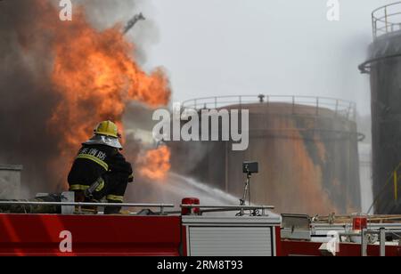 (140426) -- YAN AN, 26 avril 2014 (Xinhua) -- les pompiers tentent d'éteindre le feu sur le site de l'explosion éclair de trois réservoirs de brut léger à l'usine de raffinerie du Groupe pétrolier Shaanxi Yancheng dans la ville de Yan an an, dans la province du Shaanxi au nord-ouest de la Chine, le 26 avril 2014. L'incident s'est produit à 1:48 heures du matin le 26 avril, brûlant trois personnes à la raffinerie. Les sauveteurs se sont précipités pour combattre le feu et envoyer les blessés dans un hôpital local. À partir de 6 heures du matin, les sauveteurs ont maîtrisé le feu et installé cinq barrages d'interception aux tronçons supérieurs de la rivière Luohe voisine pour prévenir les risques de pollution. LOC Banque D'Images