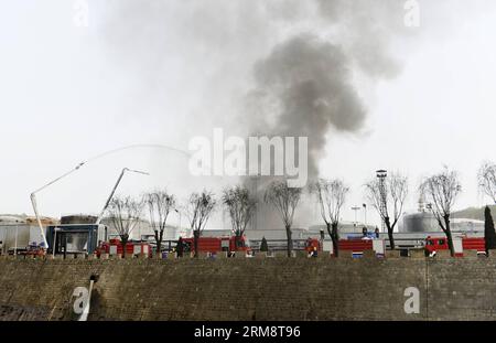 (140426) -- YAN AN, 26 avril 2014 (Xinhua) -- les pompiers tentent d'éteindre le feu sur le site de l'explosion éclair de trois réservoirs de brut léger à l'usine de raffinerie du Groupe pétrolier Shaanxi Yancheng dans la ville de Yan an an, dans la province du Shaanxi au nord-ouest de la Chine, le 26 avril 2014. L'incident s'est produit à 1:48 heures du matin le 26 avril, brûlant trois personnes à la raffinerie. Les sauveteurs se sont précipités pour combattre le feu et envoyer les blessés dans un hôpital local. À partir de 6 heures du matin, les sauveteurs ont maîtrisé le feu et installé cinq barrages d'interception aux tronçons supérieurs de la rivière Luohe voisine pour prévenir les risques de pollution. LOC Banque D'Images