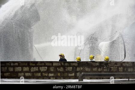 (140426) -- YAN AN, 26 avril 2014 (Xinhua) -- les pompiers tentent d'éteindre le feu sur le site d'une explosion éclair sur trois réservoirs de brut léger à l'usine de raffinage du Shaanxi Yancheng Petroleum Group dans la ville de Yan an an, dans la province du Shaanxi au nord-ouest de la Chine, le 26 avril 2014. L'incident s'est produit à 1:48 heures du matin le 26 avril, brûlant trois personnes à la raffinerie. À partir de 6 heures du matin, les sauveteurs ont maîtrisé le feu et installé cinq barrages d'interception aux tronçons supérieurs de la rivière Luohe voisine pour prévenir les risques de pollution. Les autorités locales ont relocalisé 300 résidents dans le village voisin. (Xi Banque D'Images