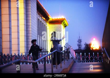 (140426) -- PÉKIN, 26 avril 2014 (Xinhua) -- les visiteurs quittent le Musée national de Chine à Pékin, capitale de la Chine, le 26 avril 2014. Pour répondre à la forte demande des visiteurs pour l'exposition dix chefs-d'œuvre de la peinture française , le Musée National de Chine a prolongé ses heures d'ouverture à 20:00 les quatre samedis. (Xinhua/Jin Liangkuai) (zgp) CHINE-BEIJING-NATIONAL MUSEUM-OUVERTURE PROLONGÉE (CN) PUBLICATIONxNOTxINxCHN Beijing avril 26 2014 les visiteurs de XINHUA quittent le Musée national de Chine à Beijing capitale de la Chine avril 26 2014 pour répondre aux visiteurs forte demande pour l'exposition dix chefs-d'œuvre de F Banque D'Images