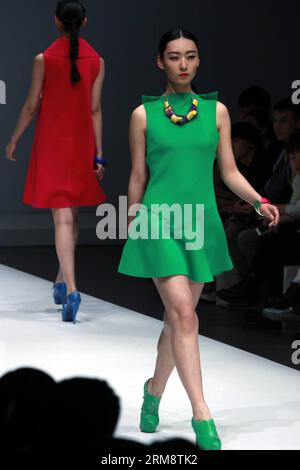 (140426) -- BEIJING, 26 avril 2014 (Xinhua) -- des mannequins présentent des créations conçues par un diplômé de l'Institut Jiangxi de technologie de la mode lors de la China Graduate Fashion week 2014 à Beijing, capitale de la Chine, le 26 avril 2014. (Xinhua/Li Mingfang) (mp) CHINA-BEIJING-GRADUATE FASHION WEEK (CN) PUBLICATIONxNOTxINxCHN Beijing avril 26 2014 XINHUA Models présentent des créations conçues par un diplômé de Jiangxi Institute of Fashion Technology lors de la China Graduate Fashion week 2014 à Beijing capitale de la Chine avril 26 2014 XINHUA quitte Mingfang MP China Beijing Graduate Fashion week CN PUBLICATIO Banque D'Images