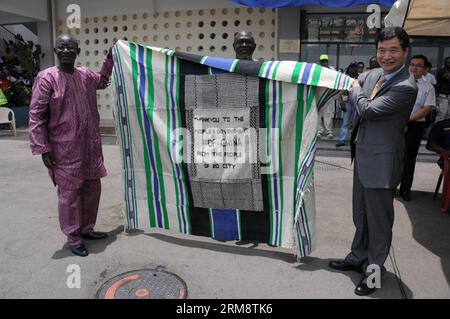 BO, le 25 avril 2014 - Paul Kamara (à gauche), ministre des Sports de la Sierra Leone, envoie un cadeau à Zhao Yanbo, ambassadeur de Chine en Sierra Leone à Bo, la deuxième plus grande ville de la Sierra Leone, le 25 avril 2014. Bo Stadium, un stade de quatre mille places construit par Xinjiang Beixin Construction and Engineering Group Company Limited et aidé par le gouvernement chinois au coût de près de dix millions de dollars américains, a été remis par Zhao Yanbo, l'ambassadeur de Chine en Sierra Leone, au ministère de la Sierra Leone à Bo vendredi. (Xinhua/Lin Xiaowei) SIERRA LEONE-BO-CHINA-STADIUM PUBLICATIO Banque D'Images