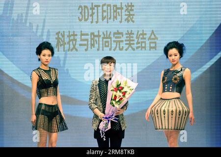 (140426) -- QINGDAO, 26 avril 2014 (Xinhua) -- des mannequins et des designers assistent à un événement de lancement de créations réalisées par des imprimeurs 3-D lors de la semaine internationale de la mode 2014 de Chine (Qingdao) à Qingdao, dans la province du Shandong de l est de la Chine, le 26 avril 2014. Le défilé de mode de cinq jours a débuté samedi. (Xinhua) (mp) CHINA-SHANDONG-QINGDAO-FASHION WEEK (CN) PUBLICATIONxNOTxINxCHN Qingdao avril 26 2014 XINHUA modèles et designers assistent à un événement de lancement de créations faites par imprimante 3 D pendant la semaine de la mode internationale de la Chine Qingdao 2014 à Qingdao East China S Shan Dong province avril 26 2014 le Banque D'Images