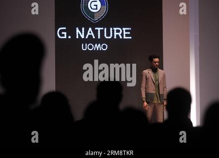 (140426) -- QINGDAO, 26 avril 2014 (Xinhua) -- Un mannequin présente une création lors de la semaine internationale de la mode 2014 de la Chine (Qingdao) à Qingdao, dans la province du Shandong de l est de la Chine, le 26 avril 2014. Le défilé de mode de cinq jours a débuté samedi. (Xinhua/Lin Xiaomu) (mp) CHINA-SHANDONG-QINGDAO-FASHION WEEK(CN) PUBLICATIONxNOTxINxCHN Qingdao avril 26 2014 XINHUA un modèle présente une création lors de la semaine internationale de la mode de Chine 2014 à Qingdao East China S Shan Dong province avril 26 2014 le défilé de mode de cinq jours a débuté samedi XINHUA Lin MP China Shan Qingdao Fashio Banque D'Images