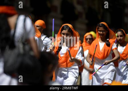 (140426) -- NEW YORK, 26 avril 2014 (Xinhua) -- des femmes sikhs assistent au défilé sikh à Manhattan, New York, États-Unis, le 26 avril 2014. La Parade Sikh annuelle de New York qui a lieu à Manhattan est une célébration de la Journée Vaisakhi et a lieu au mois d'avril correspondant au calendrier sikhiste Nanakshahi mois de Vaisakh. (Xinhua/Wang Lei) US-NEW YORK-CULTURE-SIKH PARADE PUBLICATIONxNOTxINxCHN New York avril 26 2014 les femmes sikhs de XINHUA assistent à la parade sikh à Manhattan New York aux États-Unis LE 26 2014 avril, le héros de la parade sikh annuelle de New York à Manhattan EST une célébration de la Journée Vaisakhi Banque D'Images