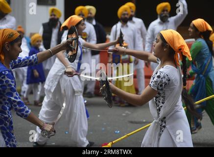 (140426) -- NEW YORK, 26 avril 2014 (Xinhua) -- des femmes sikhs assistent au défilé sikh à Manhattan, New York, États-Unis, le 26 avril 2014. La Parade Sikh annuelle de New York qui a lieu à Manhattan est une célébration de la Journée Vaisakhi et a lieu au mois d'avril correspondant au calendrier sikhiste Nanakshahi mois de Vaisakh. (Xinhua/Wang Lei) US-NEW YORK-CULTURE-SIKH PARADE PUBLICATIONxNOTxINxCHN New York avril 26 2014 les femmes sikhs de XINHUA assistent à la parade sikh à Manhattan New York aux États-Unis LE 26 2014 avril, le héros de la parade sikh annuelle de New York à Manhattan EST une célébration de la Journée Vaisakhi Banque D'Images