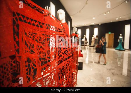 (140427) -- SHENZHEN, 26 avril 2014 (Xinhua) -- les visiteurs voient des expositions pendant la réflexion du temps - l'art de la mode en Chine 1993-2012 à Shenzhen, dans la province du Guangdong du sud de la Chine, le 26 avril 2014. L'exposition, qui présente plus de 100 œuvres créatives de la mode créées par 70 designers chinois au cours des 20 dernières années, est consacrée à présenter le développement global du design de mode chinois et les concepts créatifs. (Xinhua/Mao Siqian)(wyo) CHINA-SHENZHEN-EXHIBITION-ART DE LA MODE (CN) PUBLICATIONxNOTxINxCHN Shenzhen avril 26 2014 XINHUA visiteurs Voir les expositions pendant la réflexion de Banque D'Images