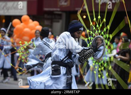 (140426) -- NEW YORK, 26 avril 2014 (Xinhua) -- des Sikhs assistent au défilé Sikh à Manhattan, New York, États-Unis, le 26 avril 2014. La Parade Sikh annuelle de New York qui a lieu à Manhattan est une célébration de la Journée Vaisakhi et a lieu au mois d'avril correspondant au calendrier sikhiste Nanakshahi mois de Vaisakh. (Xinhua/Wang Lei) US-NEW YORK-CULTURE-SIKH PARADE PUBLICATIONxNOTxINxCHN New York avril 26 2014 des célébrités sikhs de XINHUA assistent à la parade sikh à Manhattan New York aux États-Unis LE 26 2014 avril, le héros de la parade sikh annuelle de New York à Manhattan EST une fête du jour Vaisakhi Banque D'Images