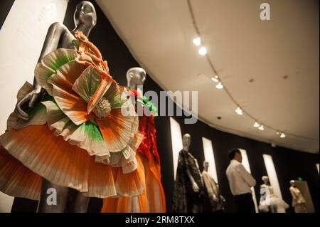 (140427) -- SHENZHEN, 26 avril 2014 (Xinhua) -- Un visiteur voit des expositions pendant la réflexion du temps - l'art de la mode en Chine 1993-2012 à Shenzhen, dans la province du Guangdong du sud de la Chine, le 26 avril 2014. L'exposition, qui présente plus de 100 œuvres créatives de la mode créées par 70 designers chinois au cours des 20 dernières années, est consacrée à présenter le développement global du design de mode chinois et les concepts créatifs. (Xinhua/Mao Siqian)(wyo) CHINA-SHENZHEN-EXHIBITION-ART OF FASHION (CN) PUBLICATIONxNOTxINxCHN Shenzhen avril 26 2014 XINHUA a Visitor Views EXHIBITIONS pendant la réflexion Banque D'Images