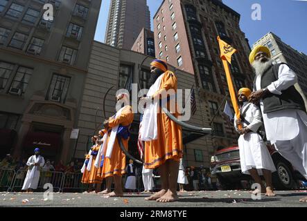 (140426) -- NEW YORK, 26 avril 2014 (Xinhua) -- des Sikhs assistent au défilé Sikh à Manhattan, New York, États-Unis, le 26 avril 2014. La Parade Sikh annuelle de New York qui a lieu à Manhattan est une célébration de la Journée Vaisakhi et a lieu au mois d'avril correspondant au calendrier sikhiste Nanakshahi mois de Vaisakh. (Xinhua/Wang Lei) US-NEW YORK-CULTURE-SIKH PARADE PUBLICATIONxNOTxINxCHN New York avril 26 2014 des célébrités sikhs de XINHUA assistent à la parade sikh à Manhattan New York aux États-Unis LE 26 2014 avril, le héros de la parade sikh annuelle de New York à Manhattan EST une fête du jour Vaisakhi Banque D'Images