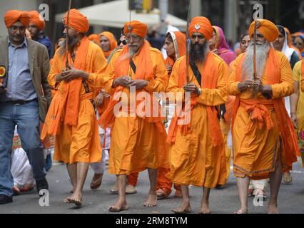 (140426) -- NEW YORK, 26 avril 2014 (Xinhua) -- des Sikhs assistent au défilé Sikh à Manhattan, New York, États-Unis, le 26 avril 2014. La Parade Sikh annuelle de New York qui a lieu à Manhattan est une célébration de la Journée Vaisakhi et a lieu au mois d'avril correspondant au calendrier sikhiste Nanakshahi mois de Vaisakh. (Xinhua/Wang Lei) US-NEW YORK-CULTURE-SIKH PARADE PUBLICATIONxNOTxINxCHN New York avril 26 2014 des célébrités sikhs de XINHUA assistent à la parade sikh à Manhattan New York aux États-Unis LE 26 2014 avril, le héros de la parade sikh annuelle de New York à Manhattan EST une fête du jour Vaisakhi Banque D'Images